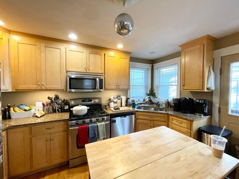 Building Photo - 23 Iroquois St