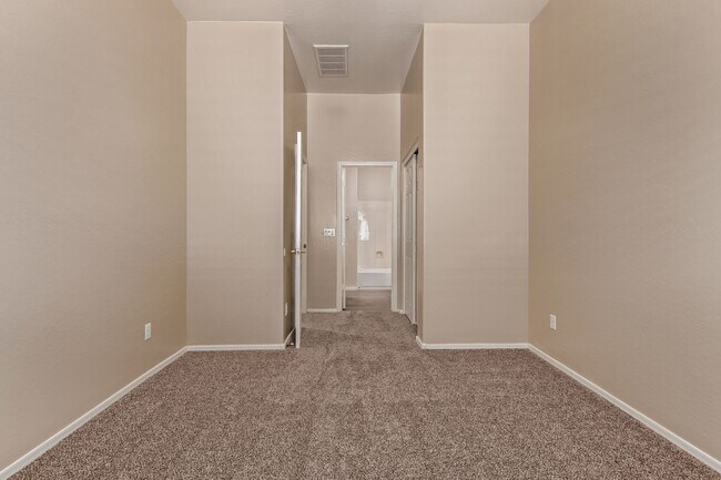 Building Photo - Single Story Large open floor plan home