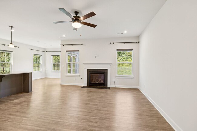 Building Photo - 5BR/3.5BA home offers stylish and function...