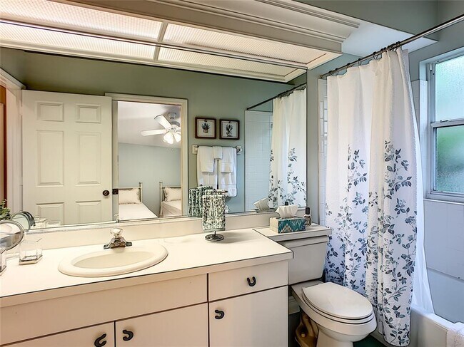 Building Photo - 539 Fallbrook Dr