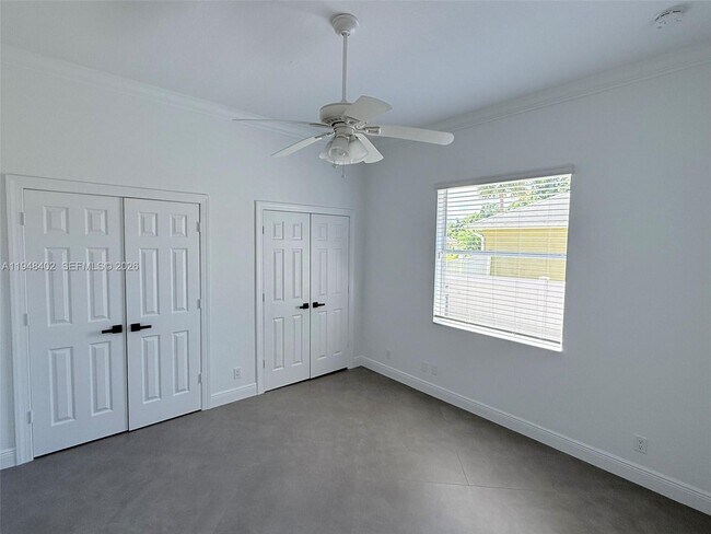 Building Photo - 1749 SW Desert Ave