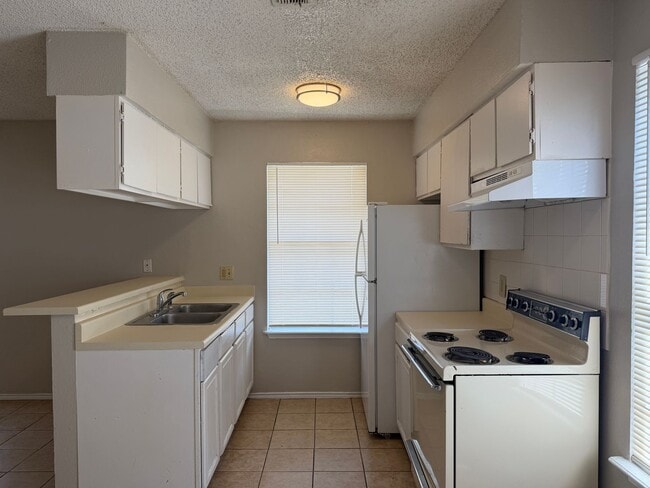 Building Photo - 811 W Olmos Dr