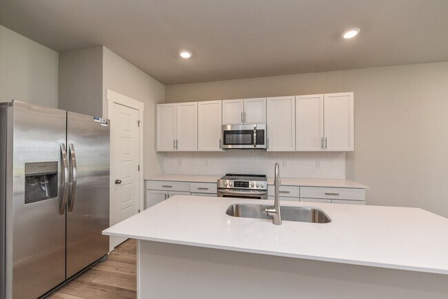 Building Photo - **2022-BUILT TOWNHOME WITH FABULOUS COMMUNITY AMENITIES**