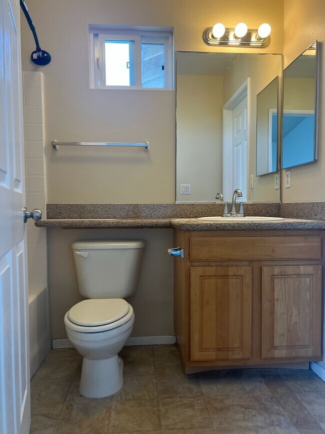 Building Photo - Luxurious 3 bedroom, 2.5 bath townhome, AC...