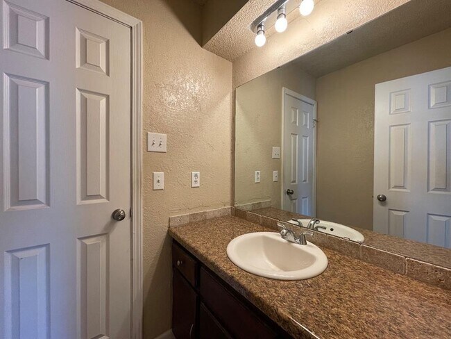 Building Photo - 4707 Hemlock Ln