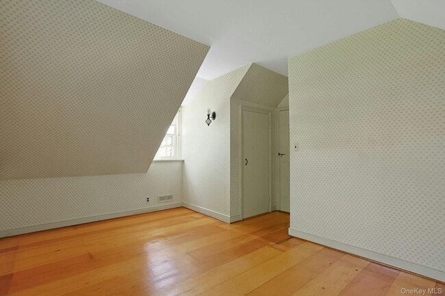 Building Photo - 105 S Greenbush Rd