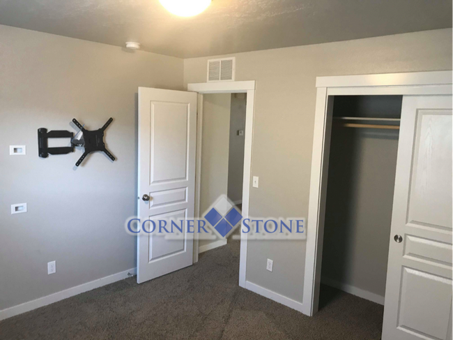 Building Photo - Pet Friendly Home in Nampa!