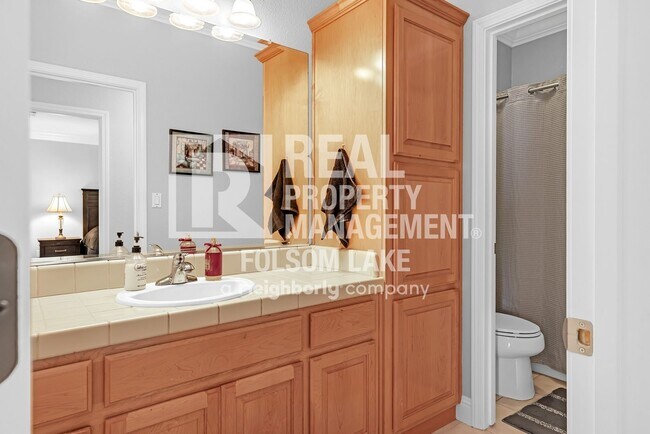 Building Photo - Fully furnished 5bd 3ba home in desirable Carmichael neighborhood