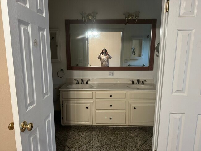 Primary bath dual sinks - 25 N Gate Rd