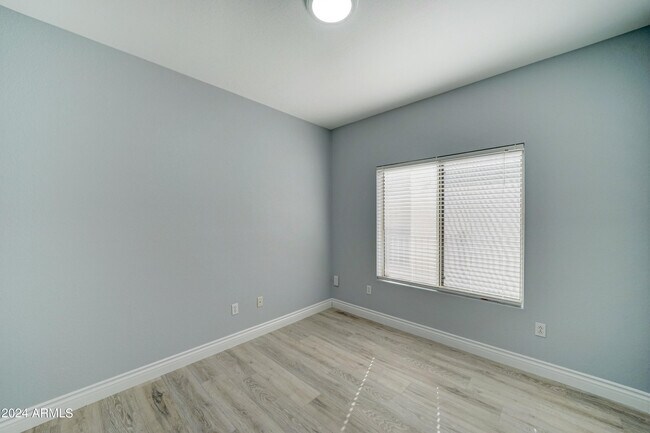 Building Photo - 16457 W Rock Springs Ln