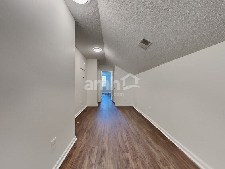 Building Photo - 118 Larkspur Dr
