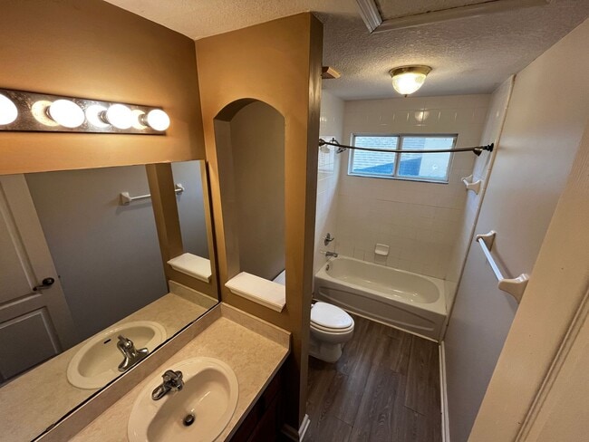 Building Photo - 4 bed / 2.5 bath in Middleburg