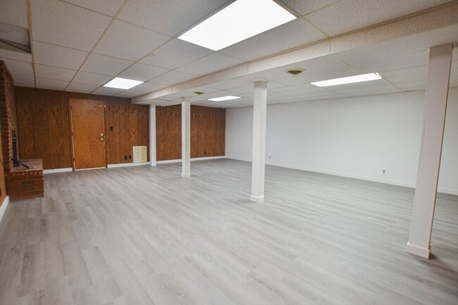Building Photo - 414 Sango Rd