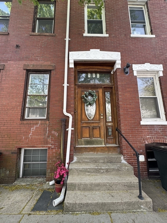 Building Photo - 685 E 7th St
