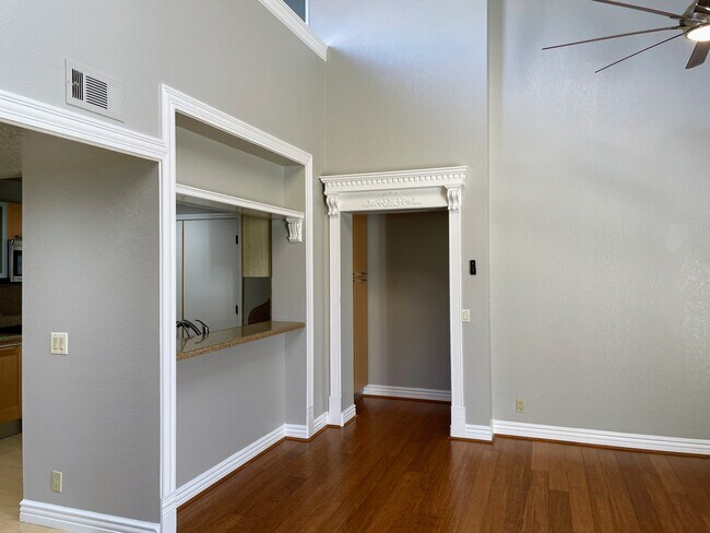 Building Photo - 2247 Martinique Ln
