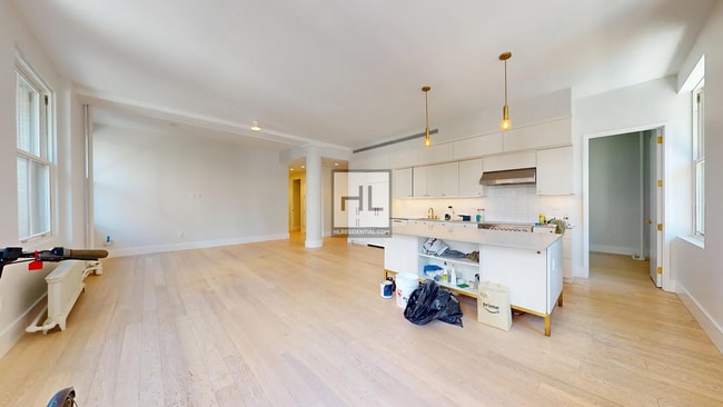 Building Photo - 452 Broome St