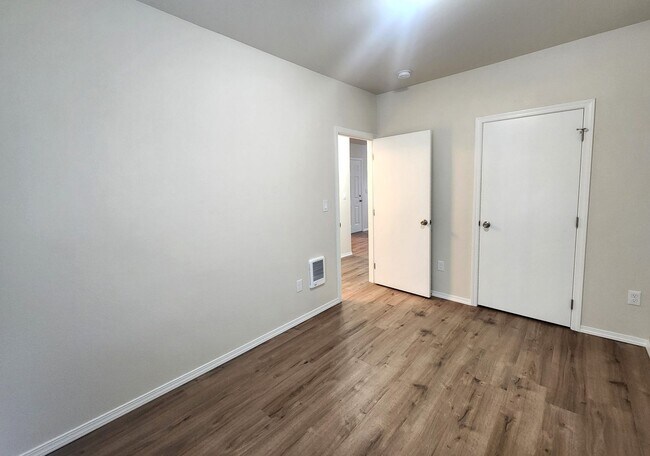 Building Photo - SEPTEMBER RENT FREE!