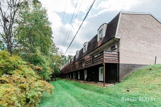 Building Photo - A Cozy 2 Bed/1 Bath TOWNHOUSE in GREENSBUR...