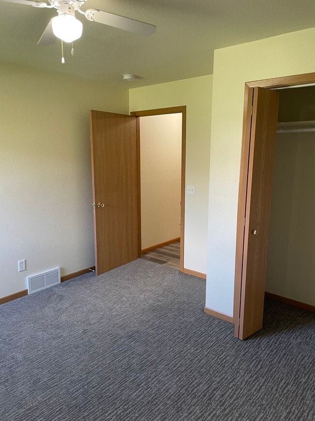 Building Photo - Comfortable 3-Bedroom Condo in Brandon – Available Now!