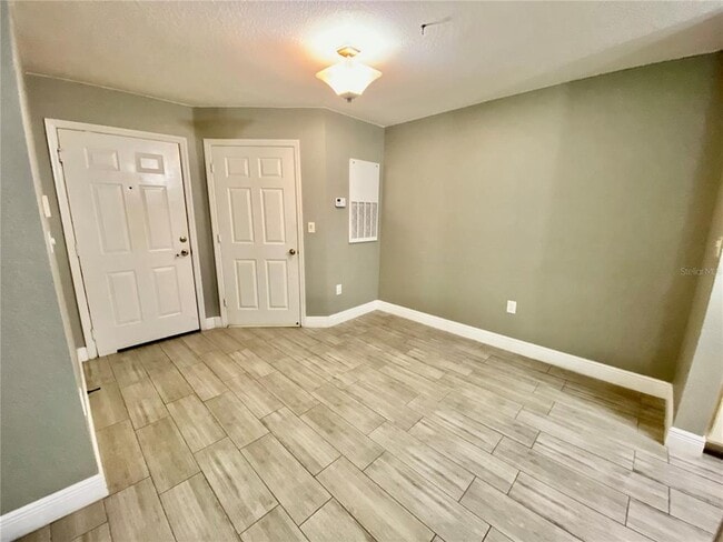 Building Photo - 5447 Vineland Rd