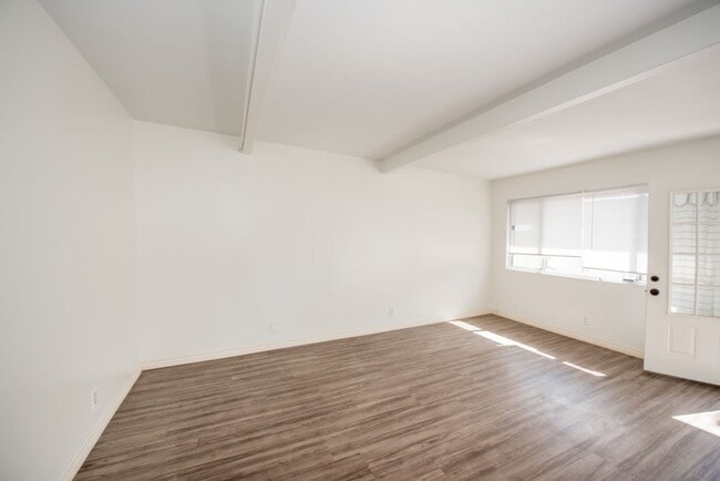 Building Photo - CALIFORNIA/LINCOLN