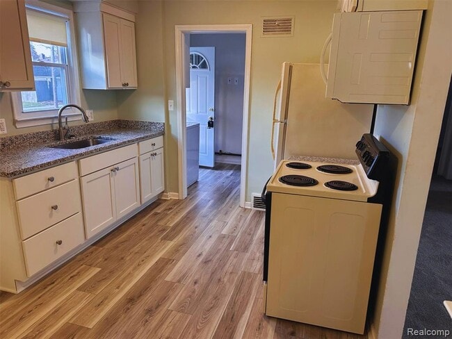 Building Photo - 110 Hamata Ave