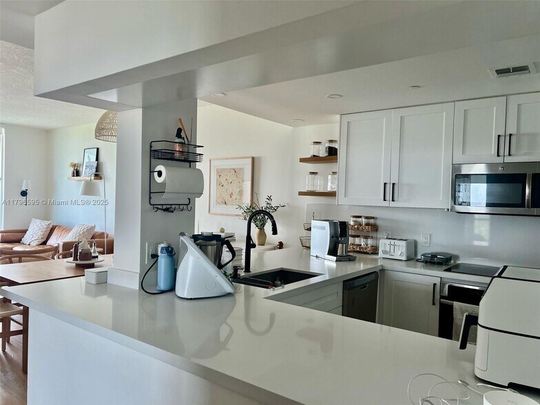 Building Photo - 2101 Brickell Ave