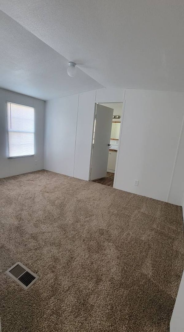 Building Photo - Ready to Move in