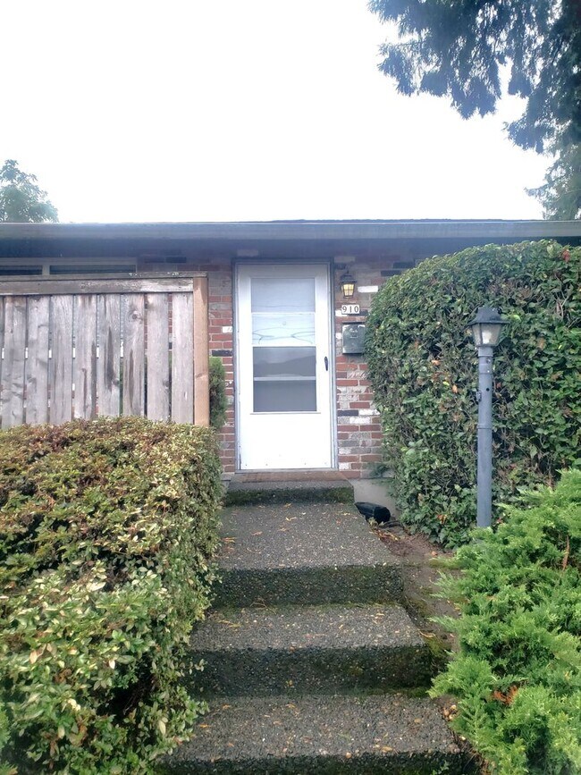Building Photo - SE Tacoma Ave Duplex