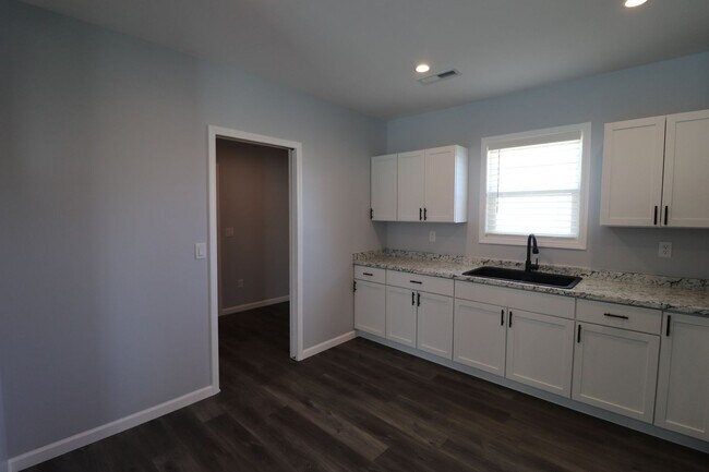 Building Photo - Complete remodel ready for rent!