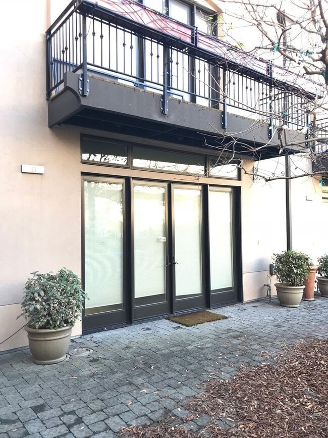 Building Photo - 2 Bedroom 2 bath Downtown Unit with $500 O...