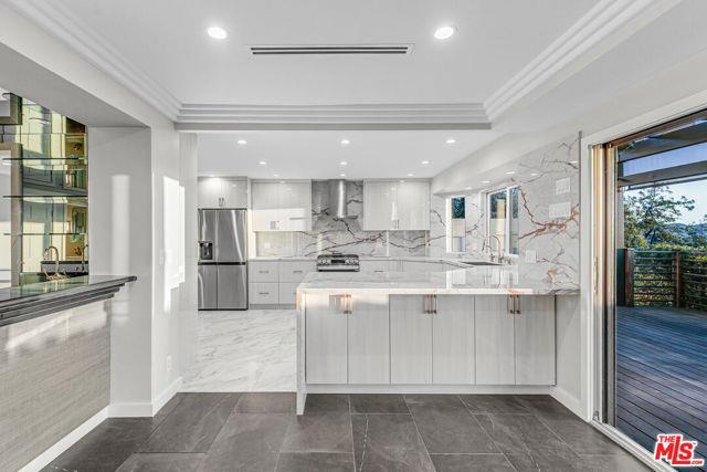 Building Photo - 1716 Vía La Paz, Burbank, CA 91501 - 4 BR 4 BA house