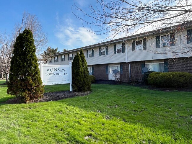 Building Photo - Elyria - updated 2 bedroom/1 bath townhouse.