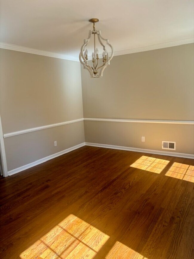Building Photo - Renovated Hammond Hills Gem