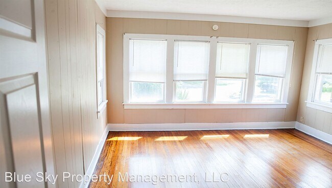 Building Photo - 4 br, 1 bath House - 400 N. Reserve St.