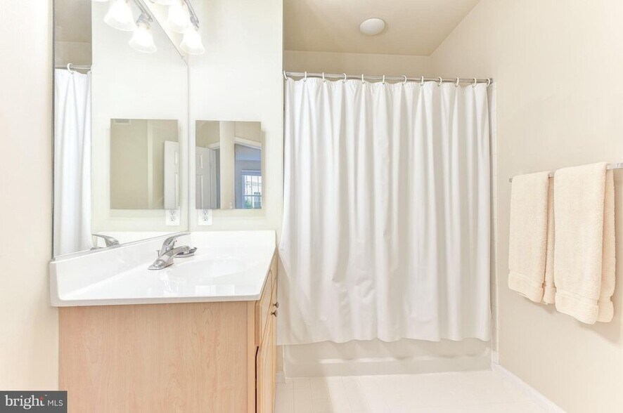 Ensuite Bathroom - 2321 25th St S
