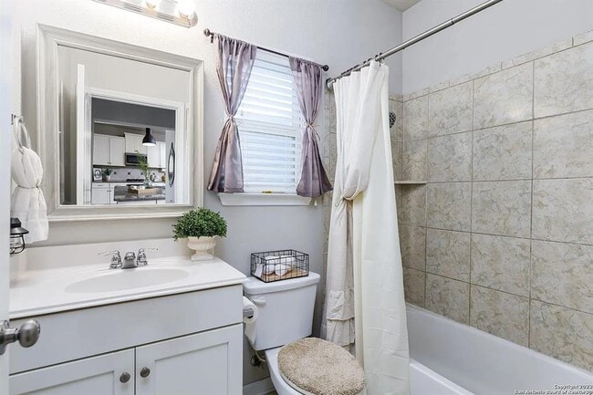 Building Photo - 241 Silver Maple Dr