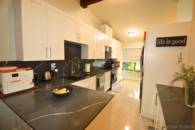 Building Photo - 2280 Poinsetta Ct