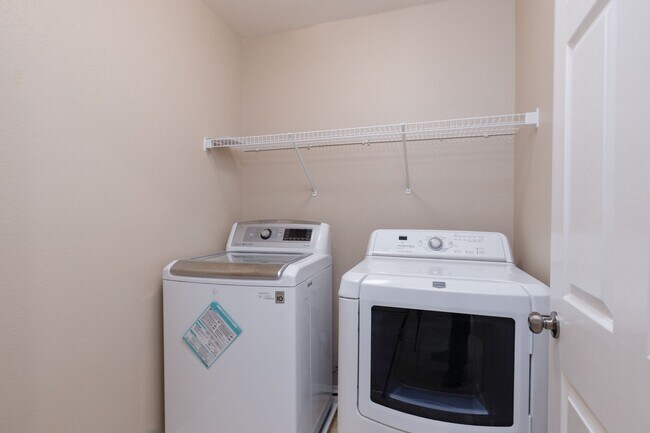 Building Photo - 3 bedroom single family home in Henderson!