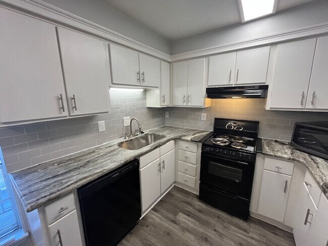 Building Photo - Nice 3 Bedroom 2 Bathroom Windsor Gardens ...