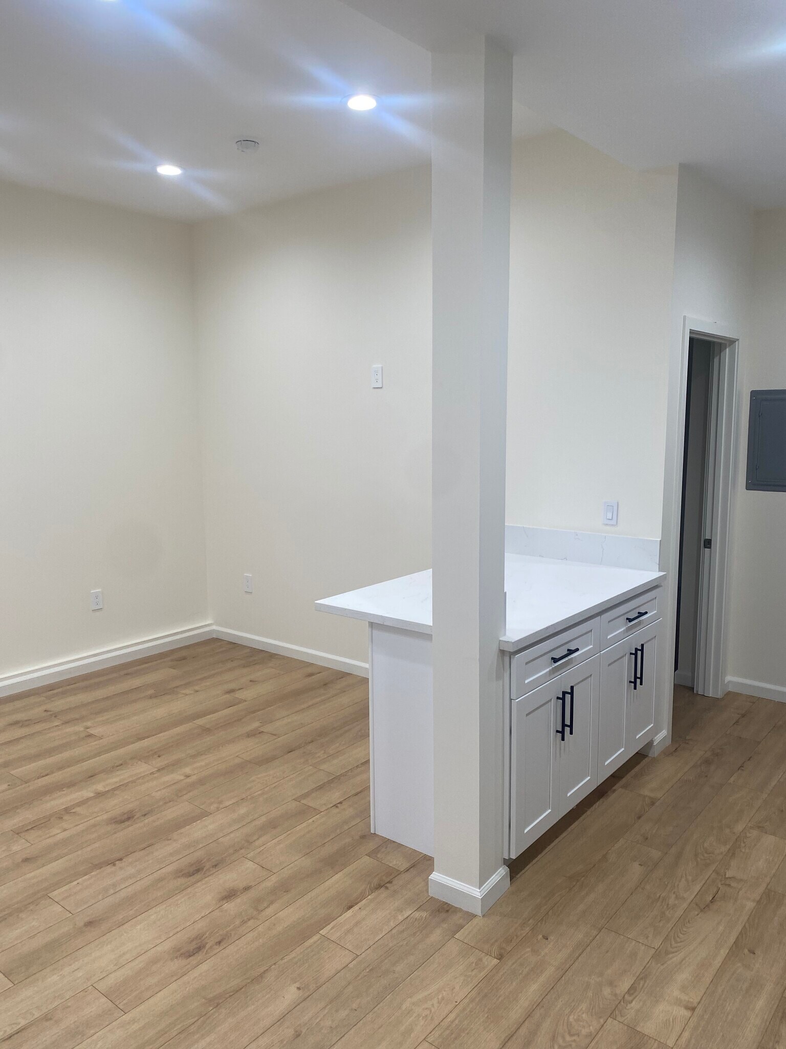 Building Photo - 405 W Broadway