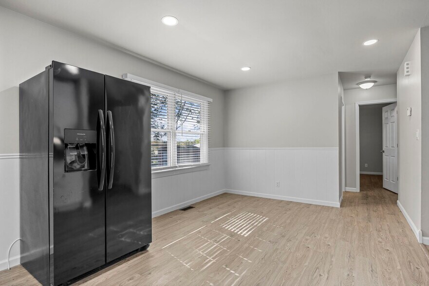 Kitchen a nd dining - 115 E Sycamore Rd