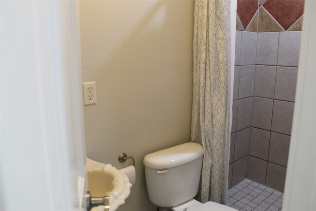 Building Photo - 2914 Pitzlin St