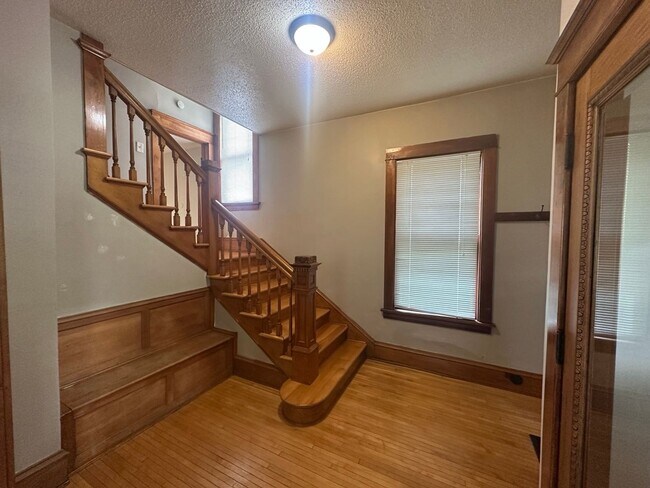 Building Photo - Beautifully Preserved 4 Bed | 2 Bath House in Saint Paul