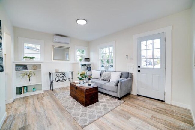 Building Photo - 2 Bed, 1 Bath House in North Park!