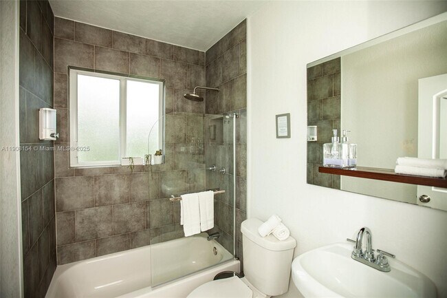 Building Photo - 1050 NW 46th St