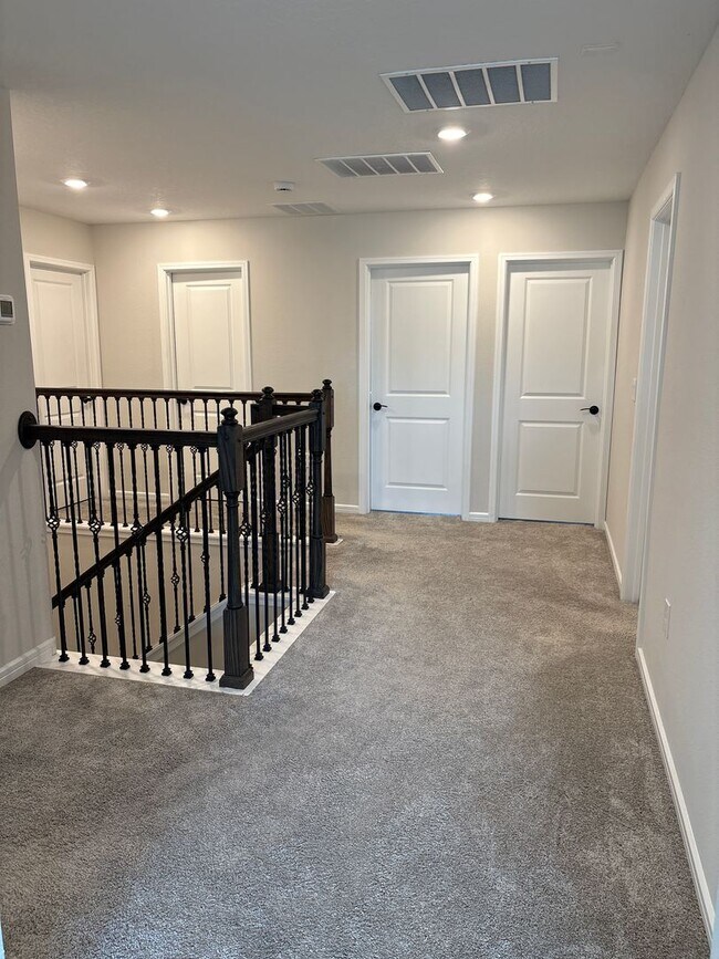 Building Photo - Spacious 5-Bedroom Home for Rent in Lake P...