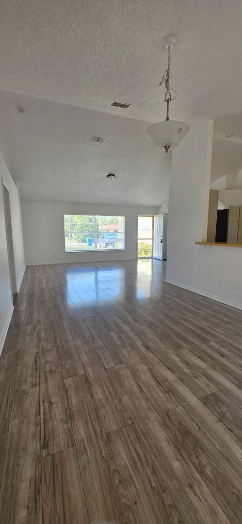 Building Photo - 3 Bedroom, 2 Bath Home with 2-Car Garage – 1,722 Sq Ft