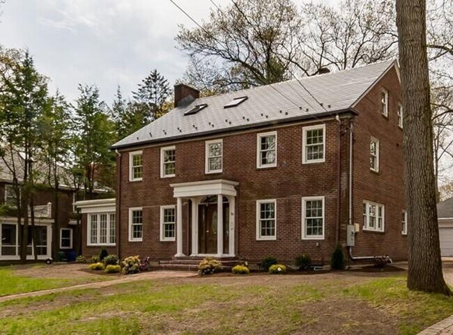 Building Photo - HOT NEWTON LISTING!!!