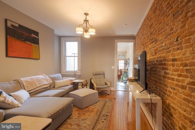 Building Photo - 835 Wellington St